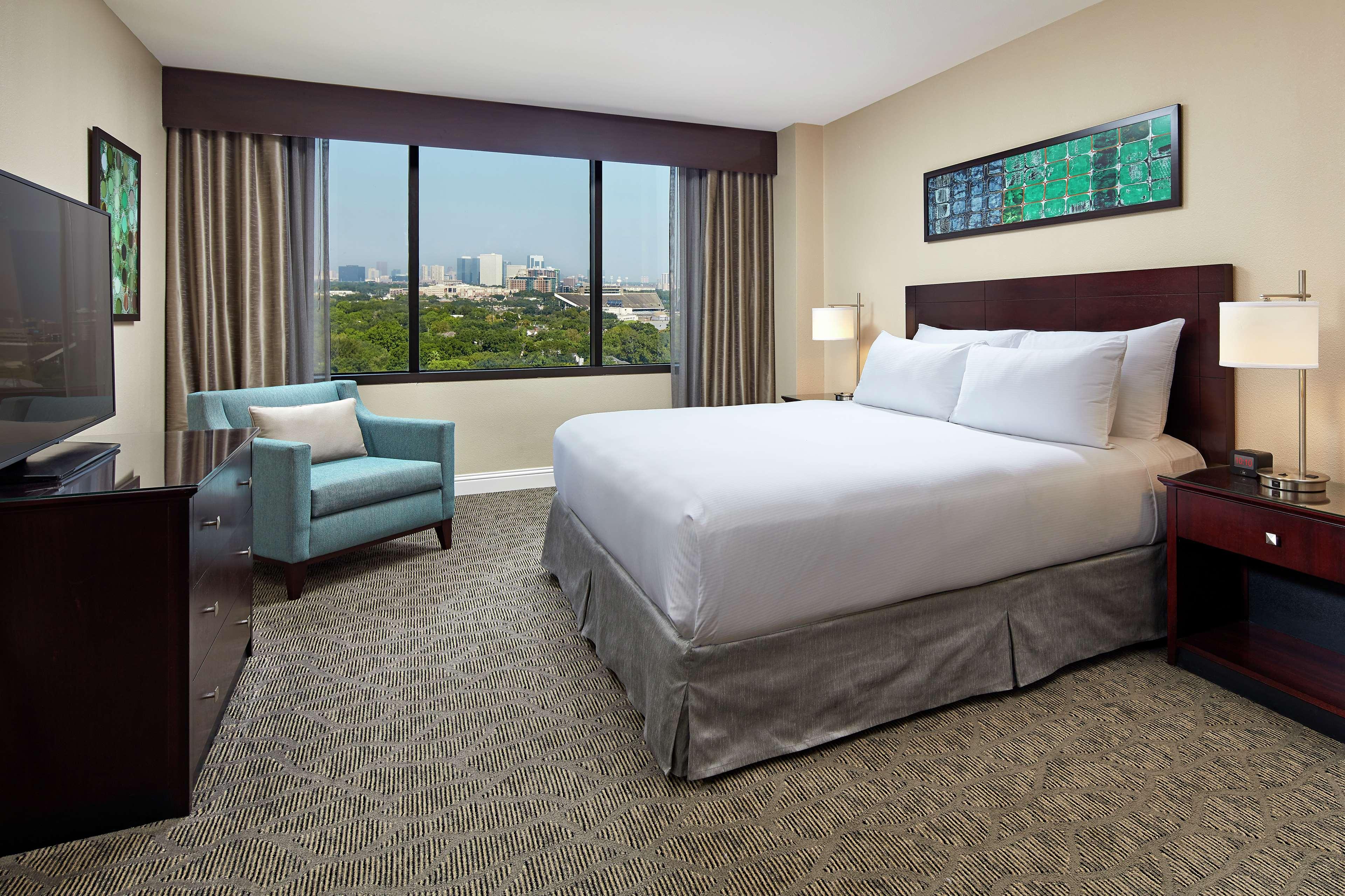 1 Bedroom, Conference, Suite, King Bed, 1.5 Bathrooms