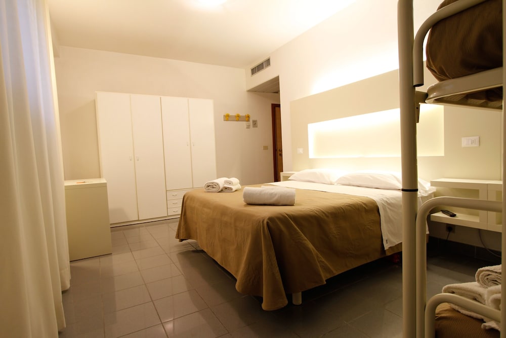 Hotel Desire 24/45