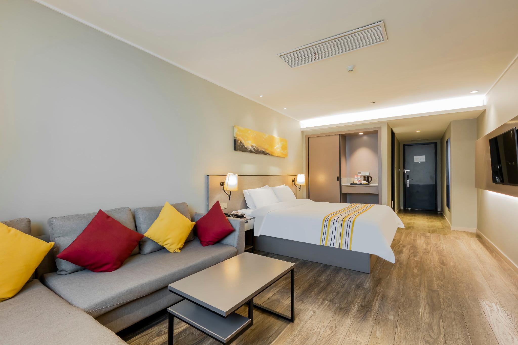 Home Inn Plus (Wuxi Zhongshan Road Shenglimen Metro Station) 35/57