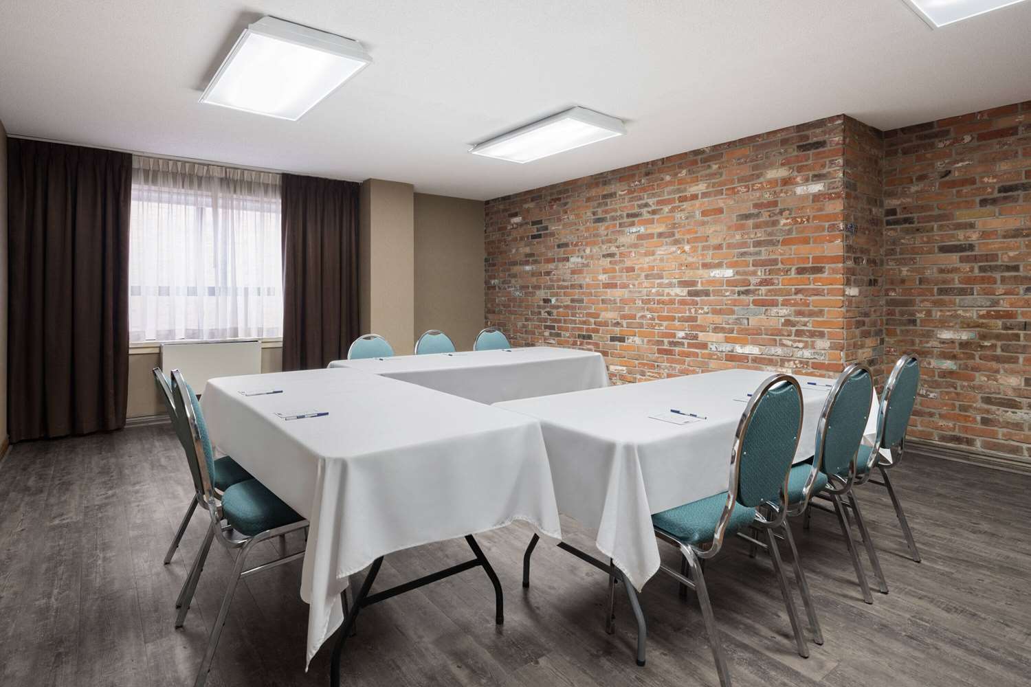 Travelodge by Wyndham Barrie on Bayfield 18/24