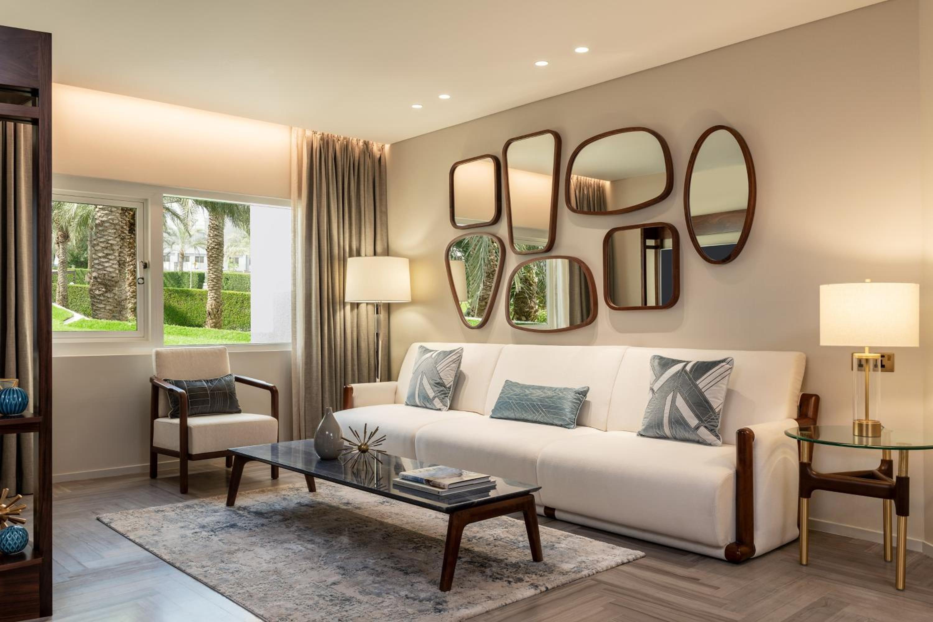 جناح بريميوم تنفيذي كبير بسريرين منفصلين بإطلالة على الحديقة مع دخول الصالة، Le Meridien Dubai Hotel and Conference Centre 8/10
