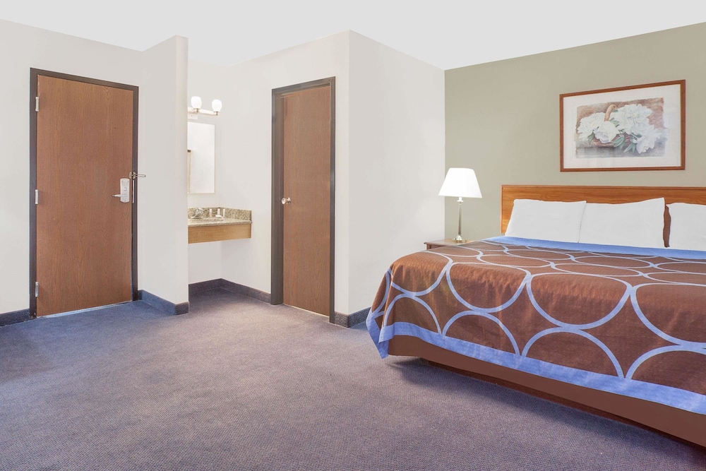 Super 8 by Wyndham Middletown 6/24