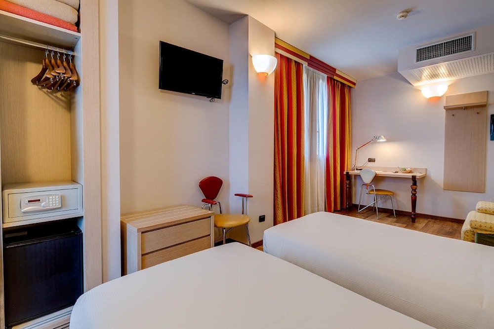 ROOM, DOUBLE BED