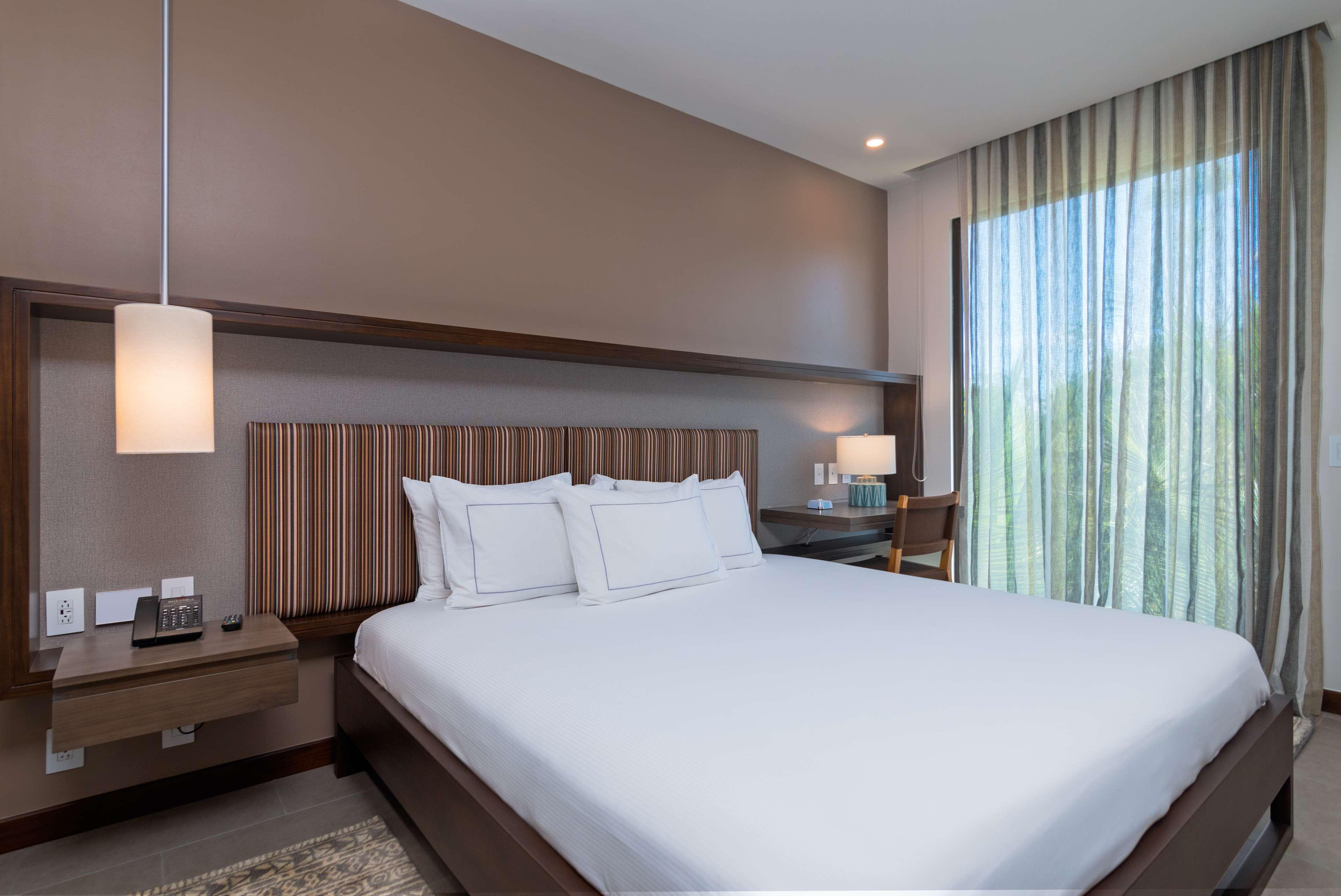 1 BEDROOM, SUITE, KING BED, KITCHEN