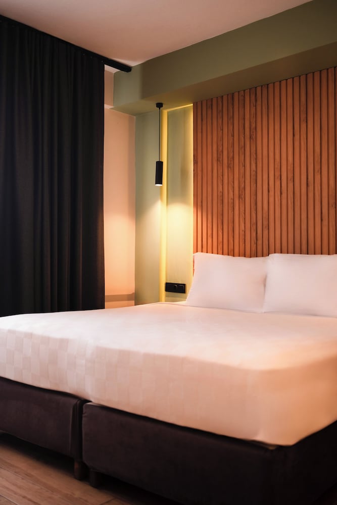 Leons Hotel 8/50