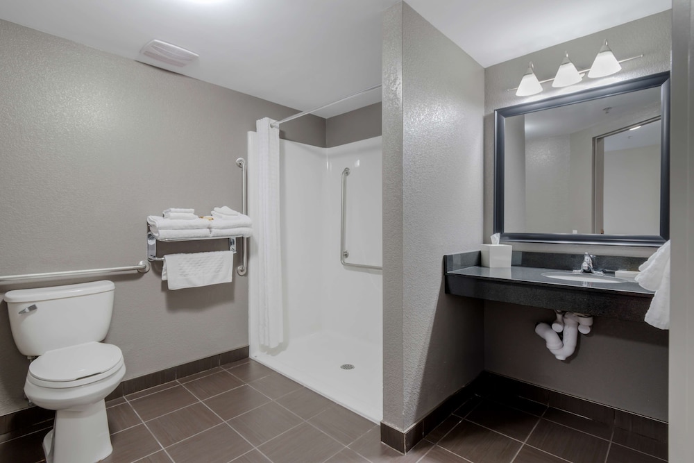 غرفة قياسية بسرير كوين مع أريكة لذوي الإعاقة، Best Western Plus Eastgate Inn Suites 4/5