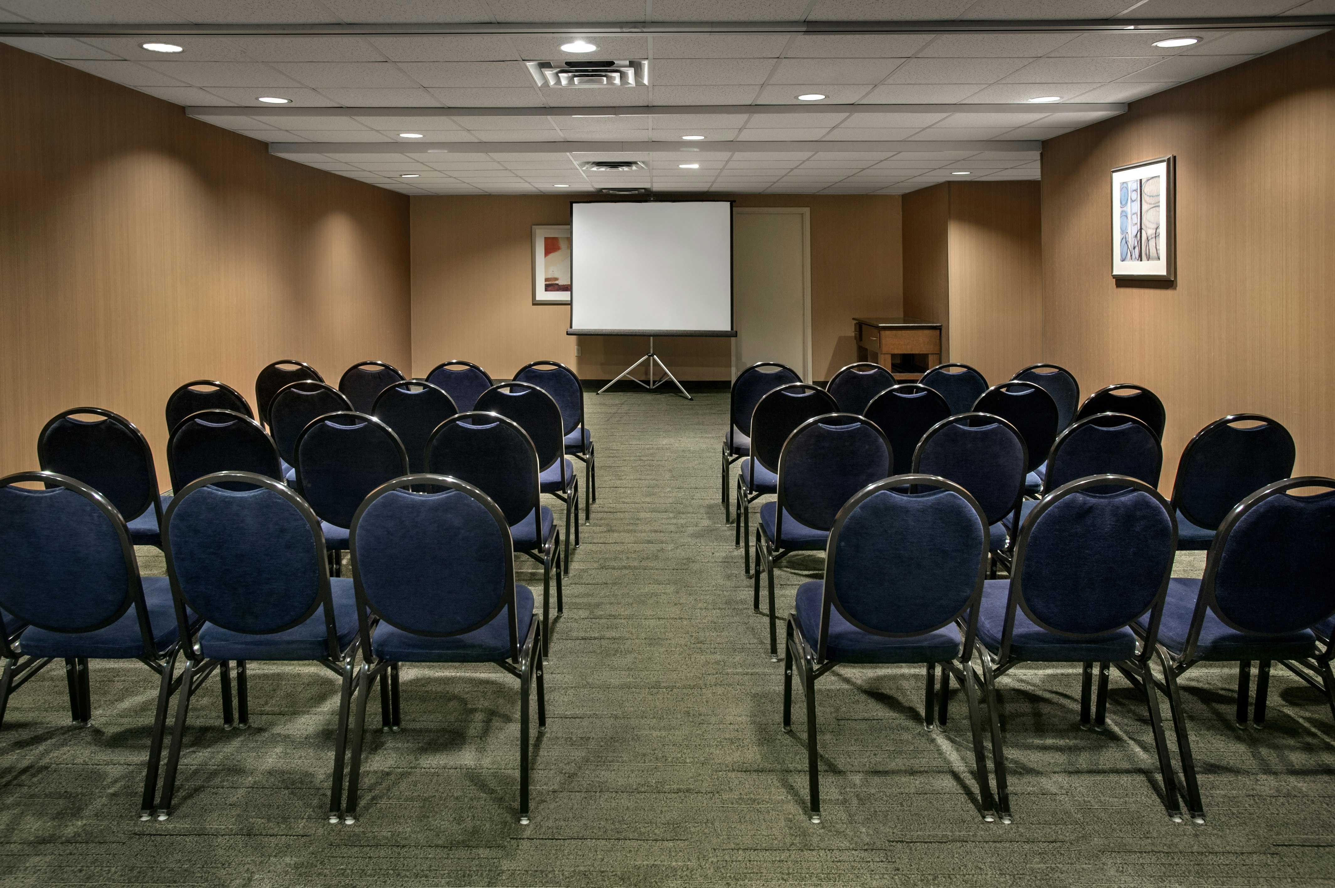 Hampton Inn and Suites Milwaukee Downtown 33/41