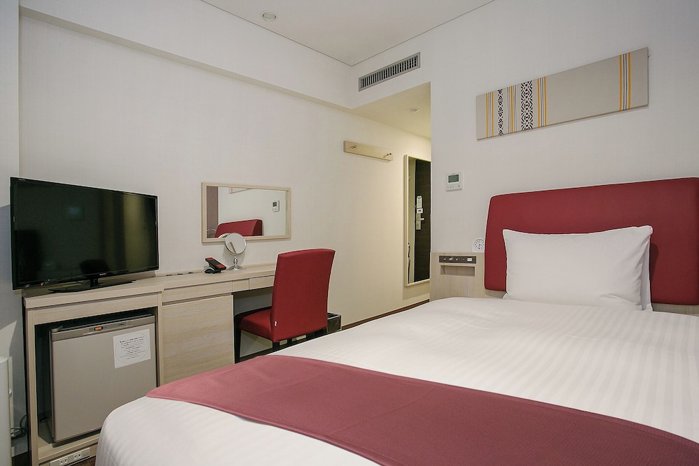 FEMALE ONLY, RED, TRADITIONAL, SINGLE, LIGHT HOUSEKEEPING