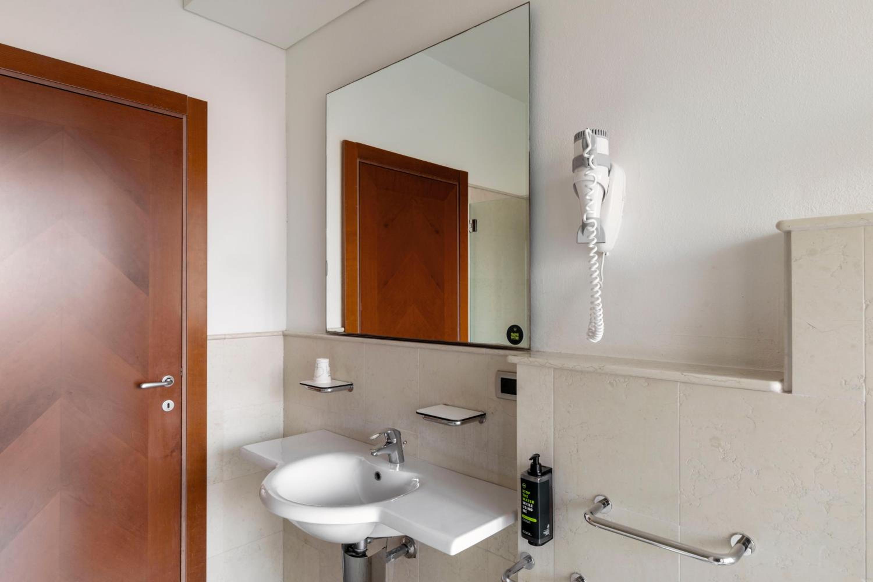 غرفة ثلاثية، B&B Hotel Modena 7/10