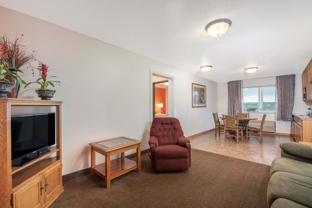 Howard Johnson by Wyndham Oacoma Hotel and Suites 23/31