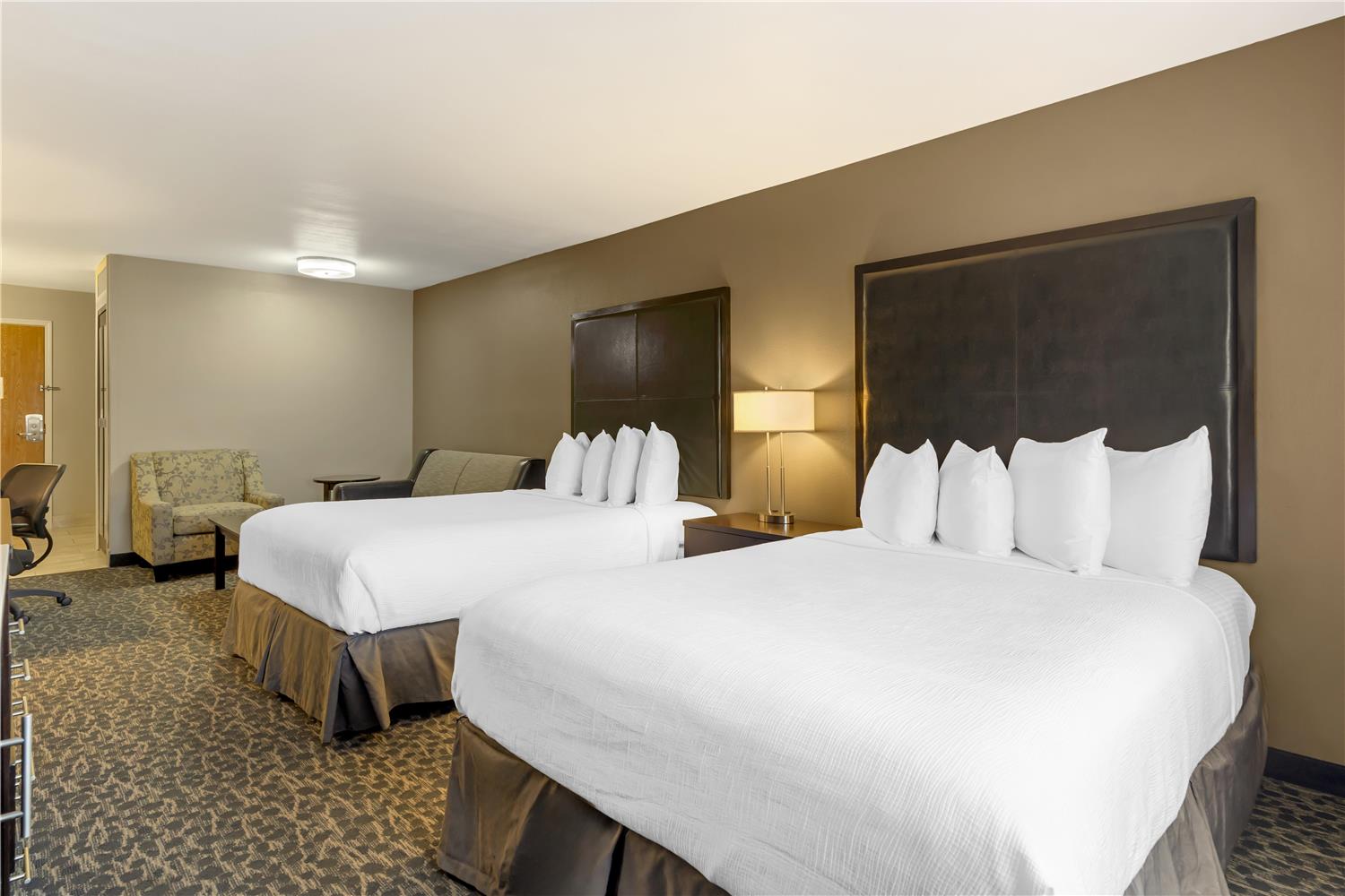 غرفة بسريرين كوين مع أريكة بحوض استحمام لذوي الإعاقة، Best Western Plus Aberdeen 2/4