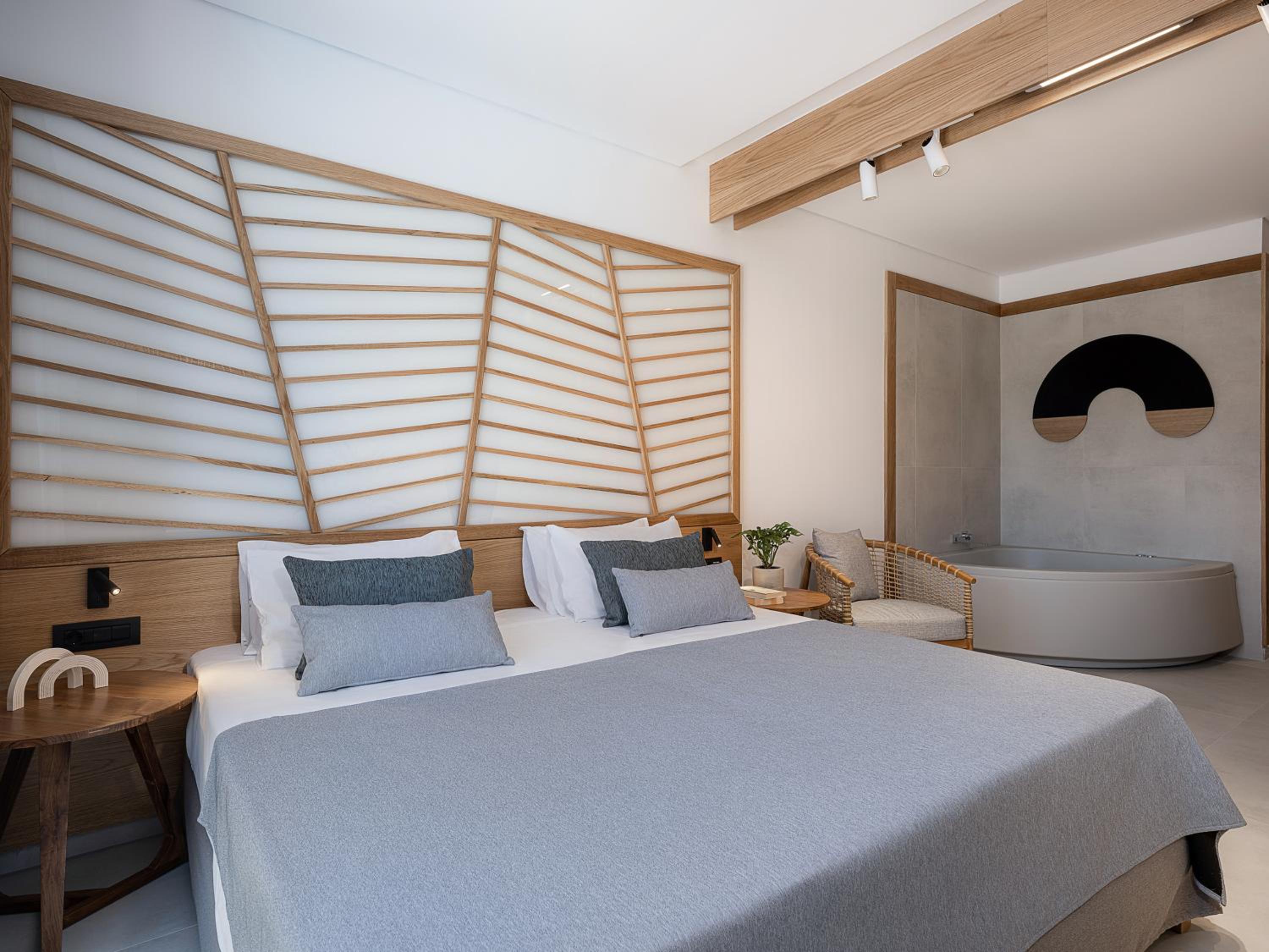 Room, Queen Bed, Hot Tub