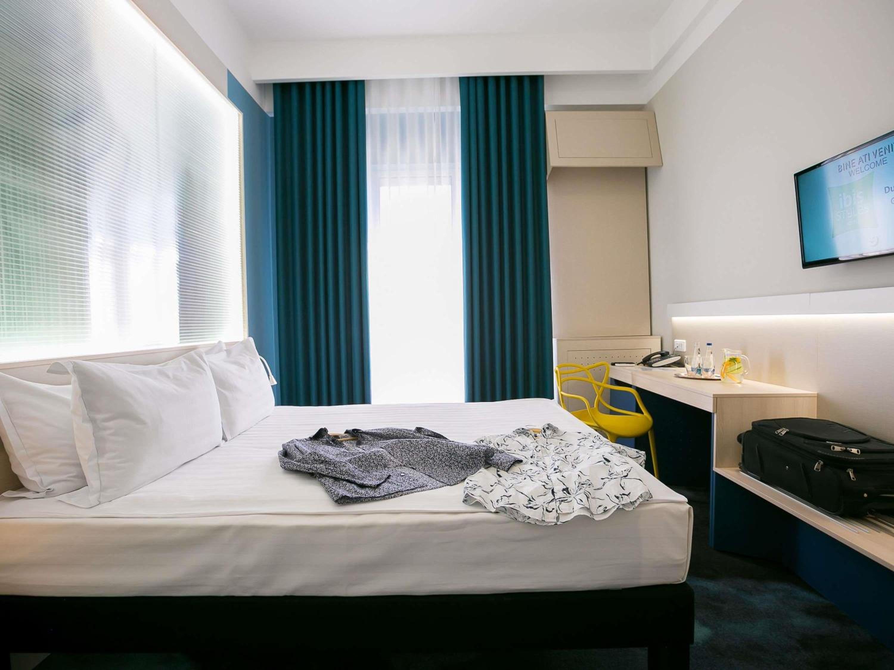 Standard, Queen Bed