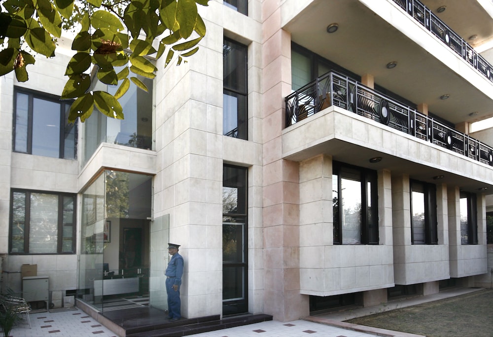 Ahuja Residency Parklane 4/50