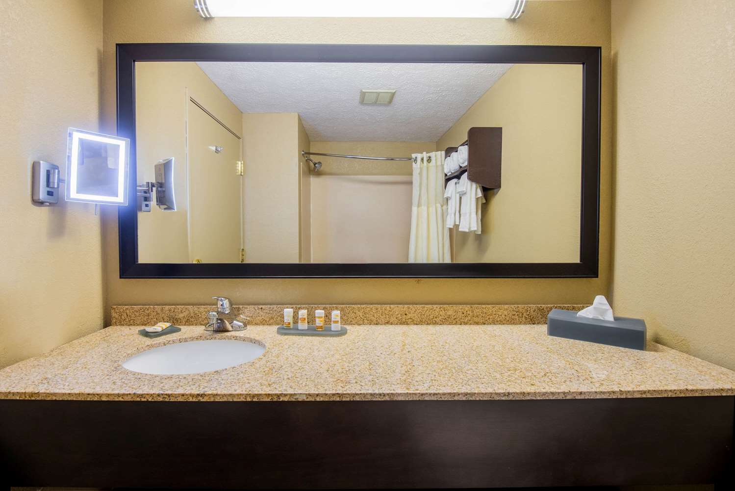 La Quinta Inn and Suites by Wyndham Elkview - Charleston NE 37/40