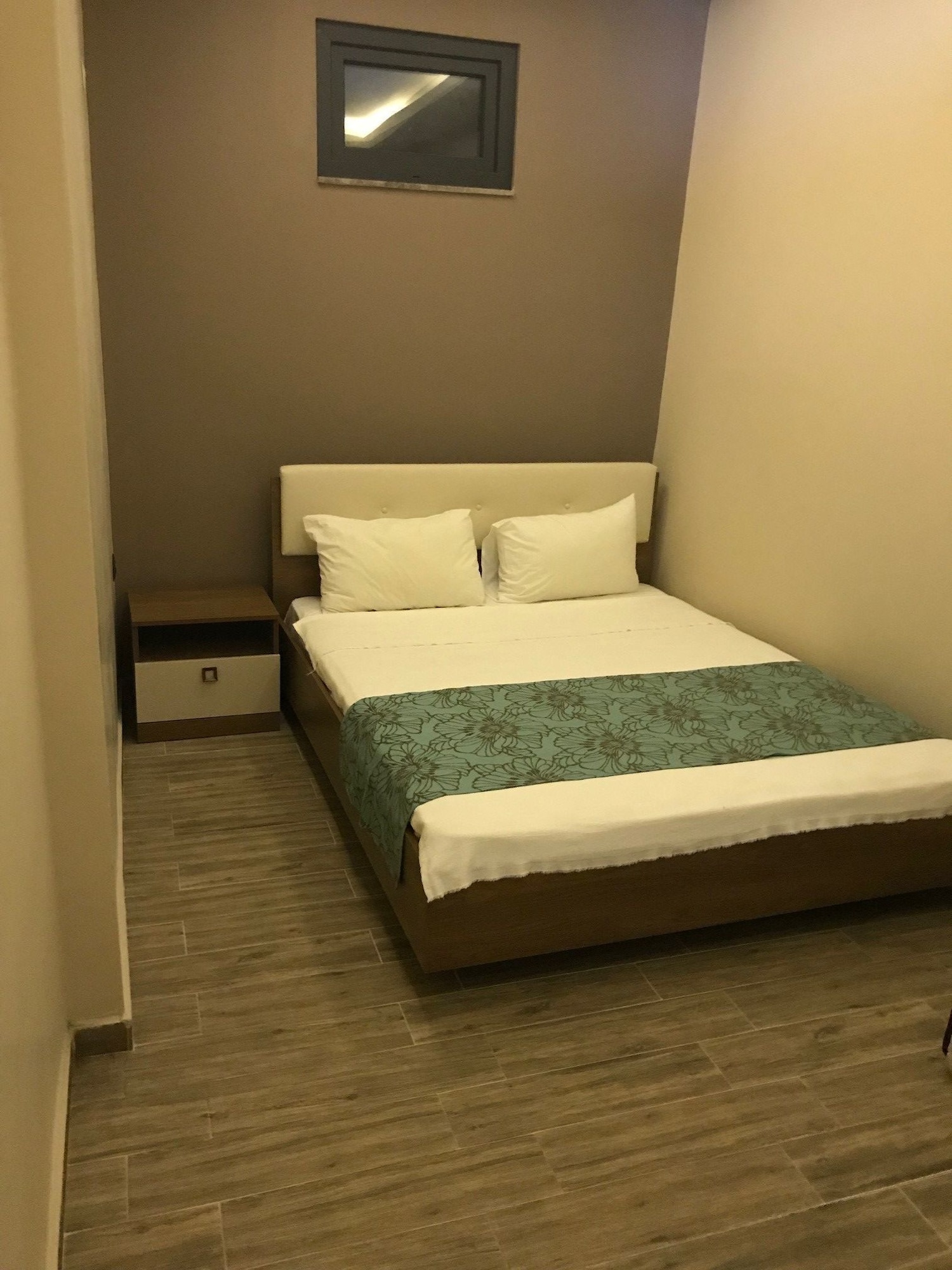 2 BEDROOMS, DELUXE, APARTMENT, GARDEN AREA