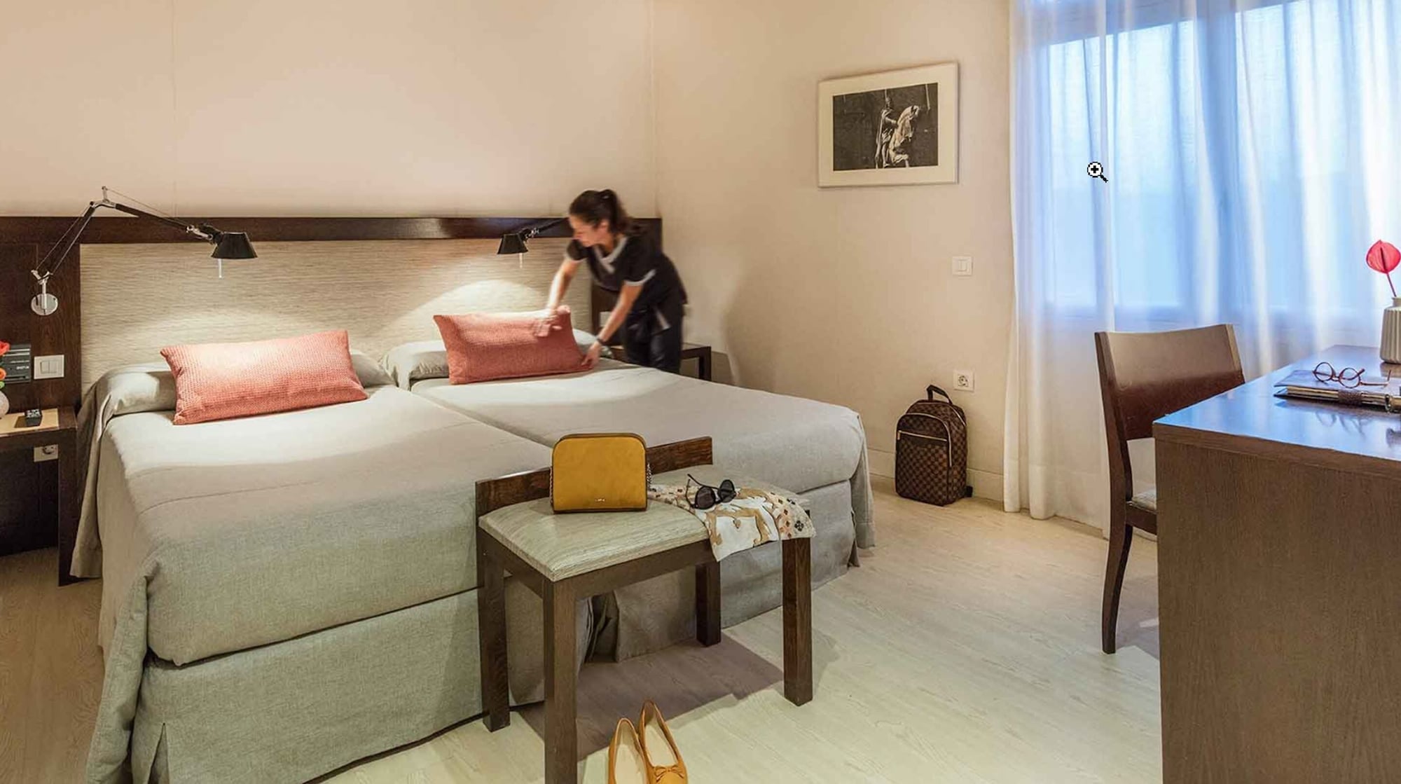 EXTERIOR, DELUXE, TWIN BEDS
