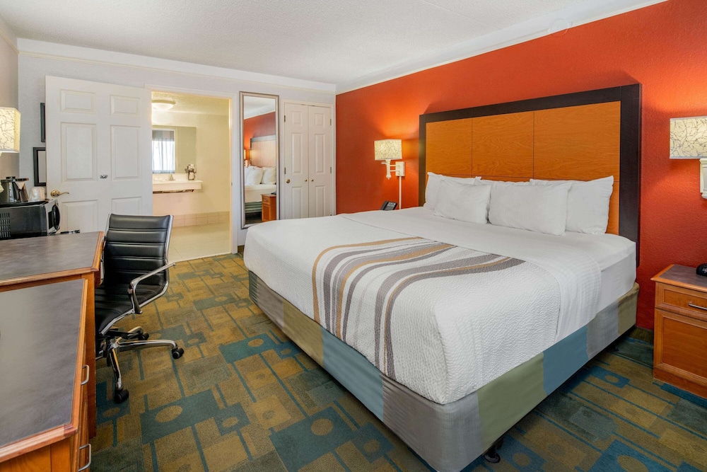 La Quinta Inn & Suites by Wyndham Irvine Spectrum 20/49