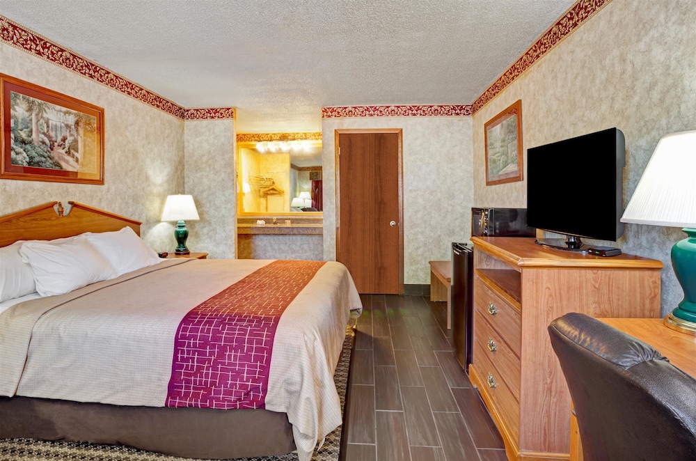 Days Inn & Suites by Wyndham Monroe 9/26