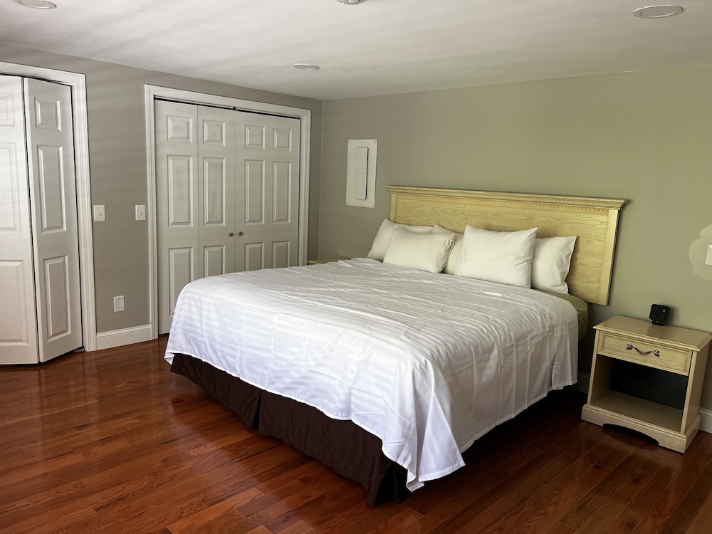 Captains Quarters Motel Conference Center 18/56