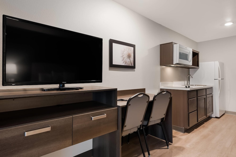 WoodSpring Suites Phoenix-Deer Valley 18/25