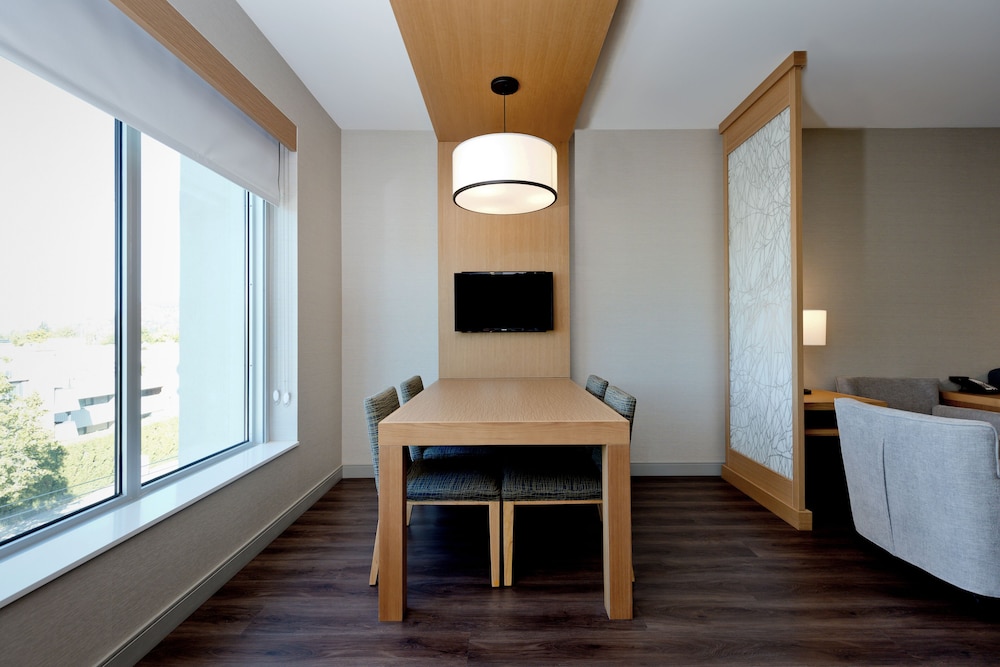 Hyatt Place Kelowna 20/30
