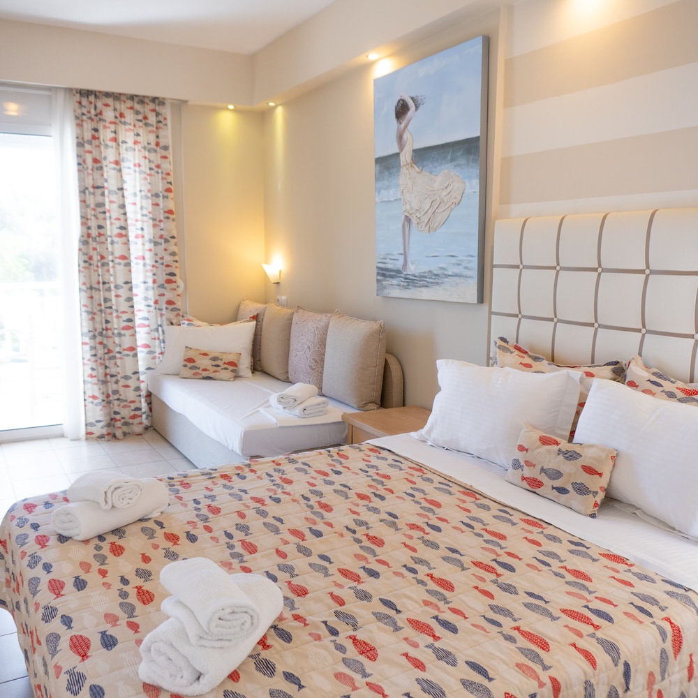 غرفة سوبيريور ثلاثية بثلاثة أسرّة بإطلالة على الشاطئ في الملحق، Georgalas Sun Beach Hotel 3/10