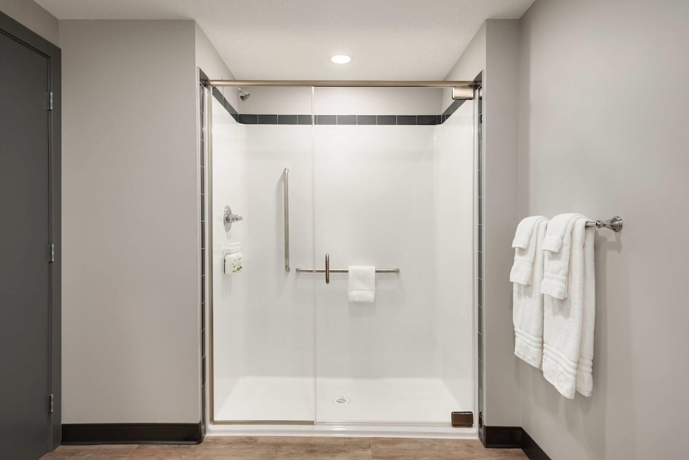 Ramada by Wyndham West Edmonton Hotel & Suites 43/45