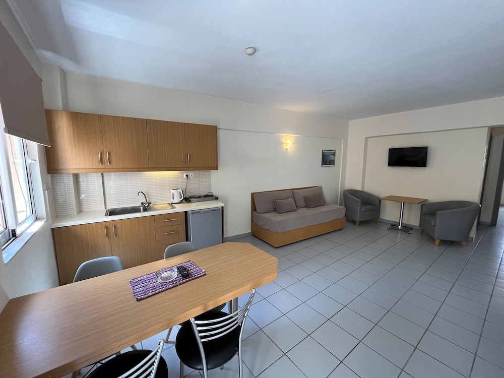 Acropolis Apartments 10/18