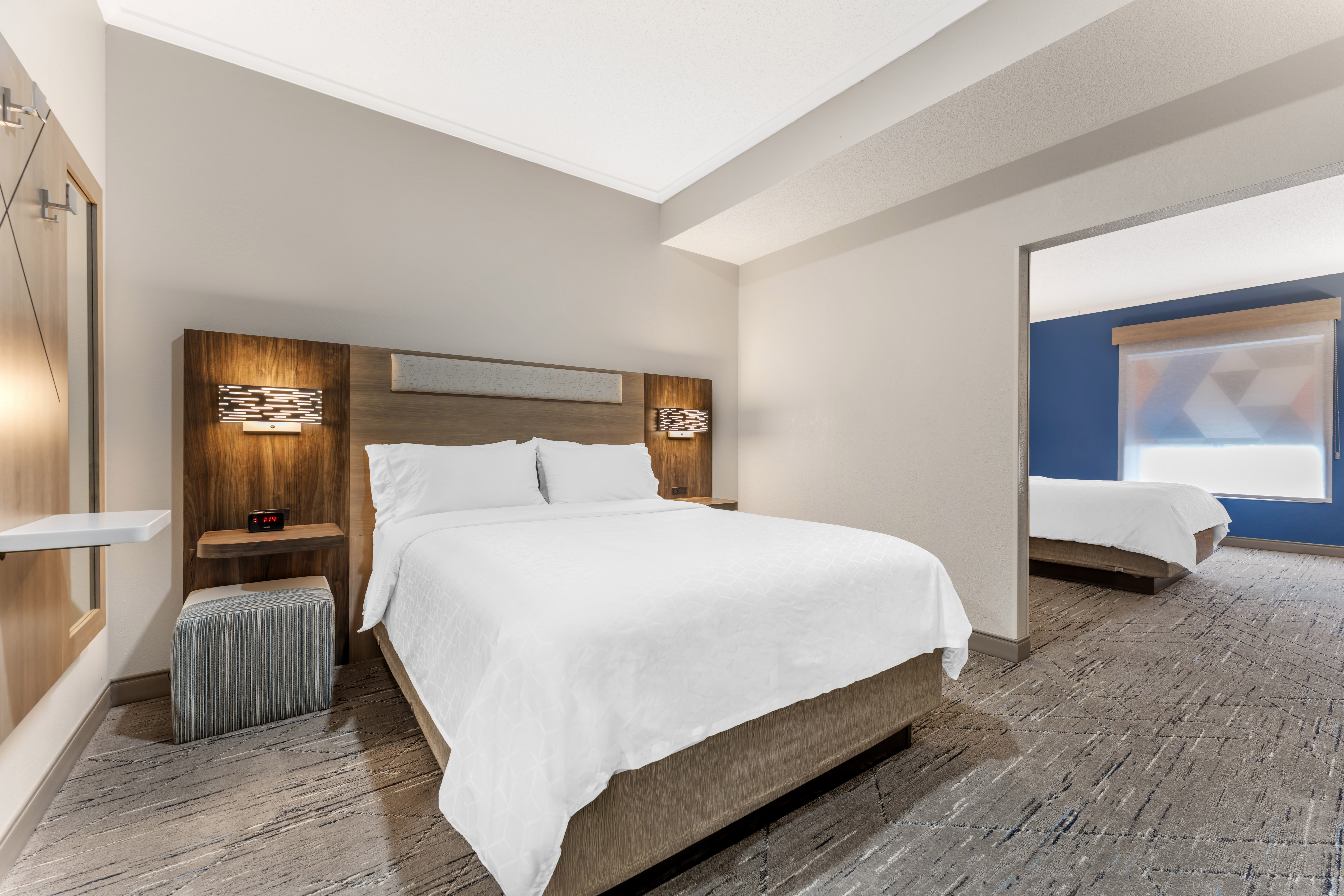 Holiday Inn Express Breezewood 24/67