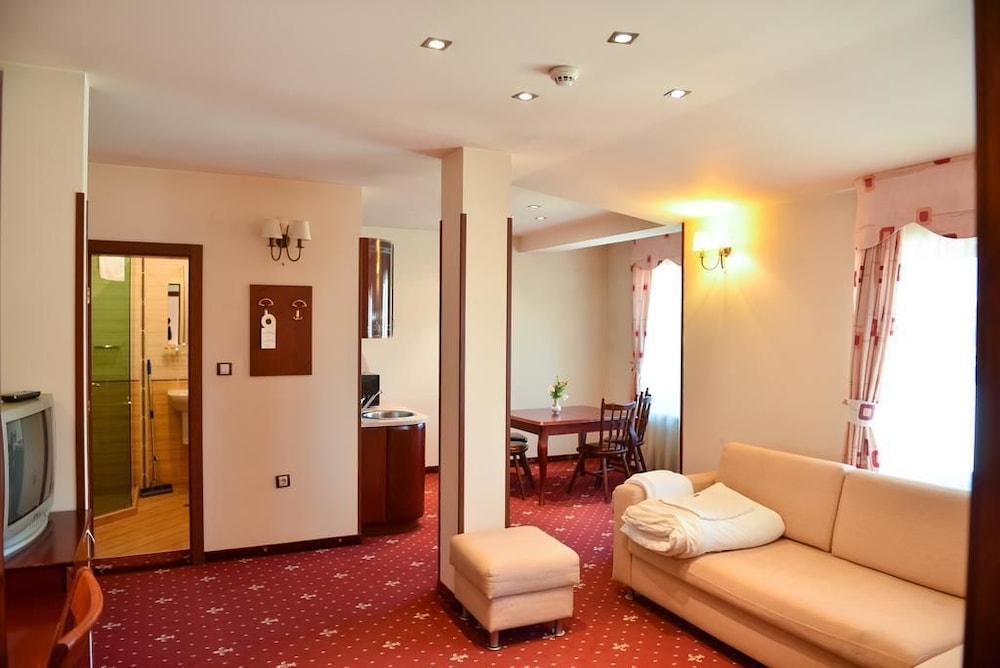 Martin Hotel 21/45