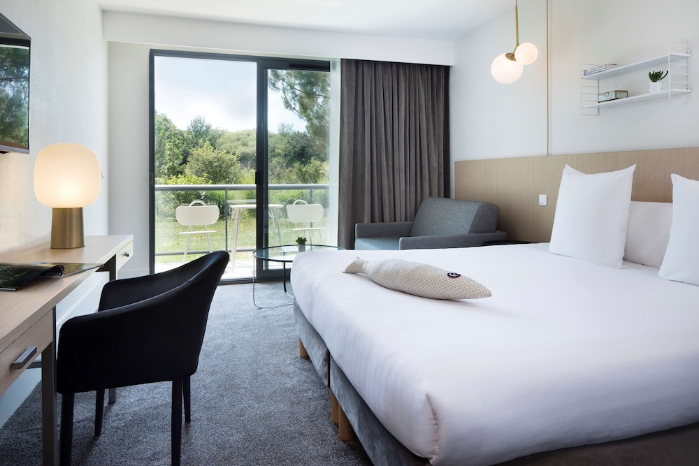 Classic, Queen Bed, Lake View