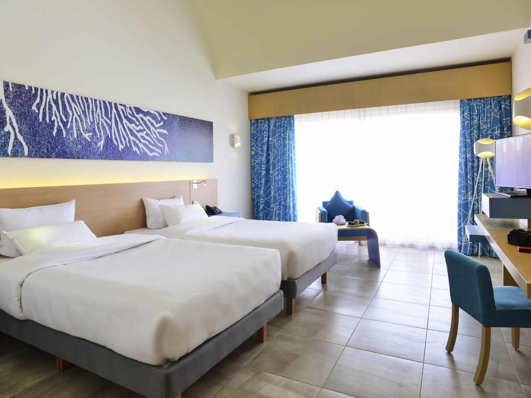 Superior, Twin Beds, Side Pool View