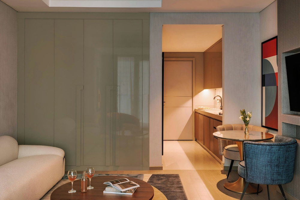 Aura Suites Downtown 47/48