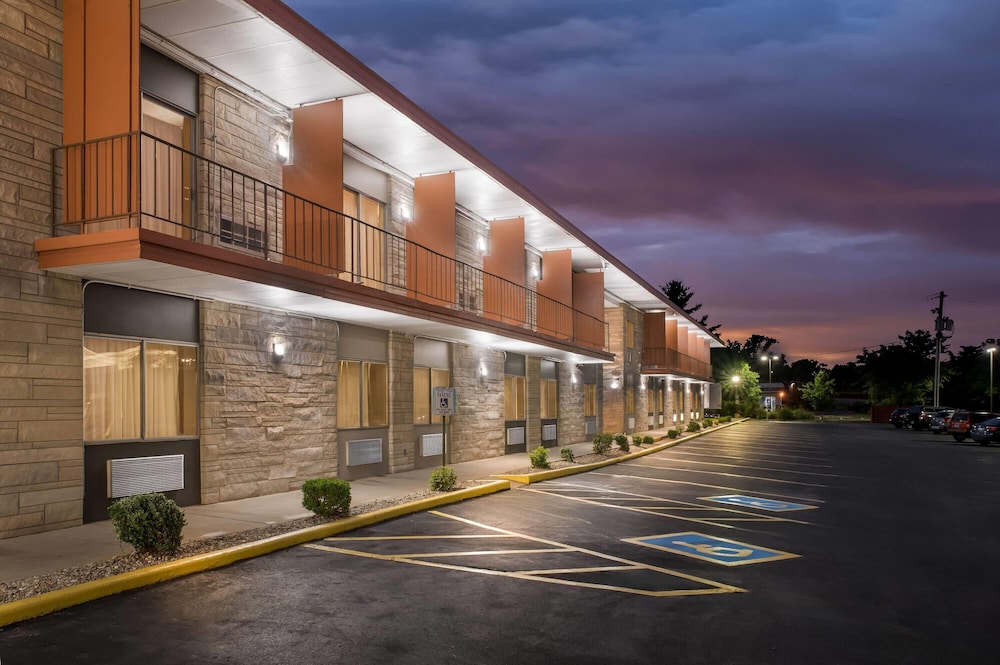 Travelodge By Wyndham Bloomington 57/62