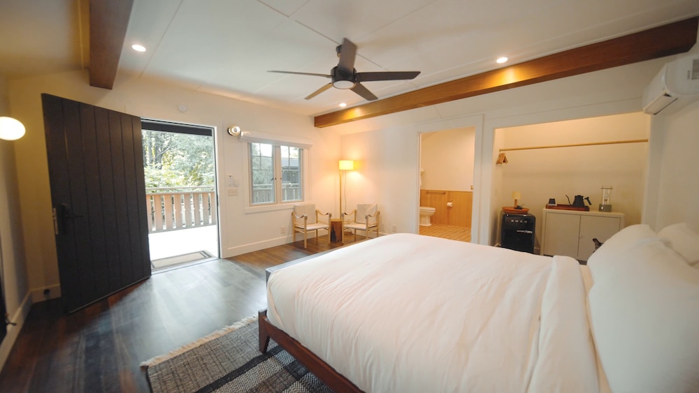 Murphy Bed, Cabin, King Bed