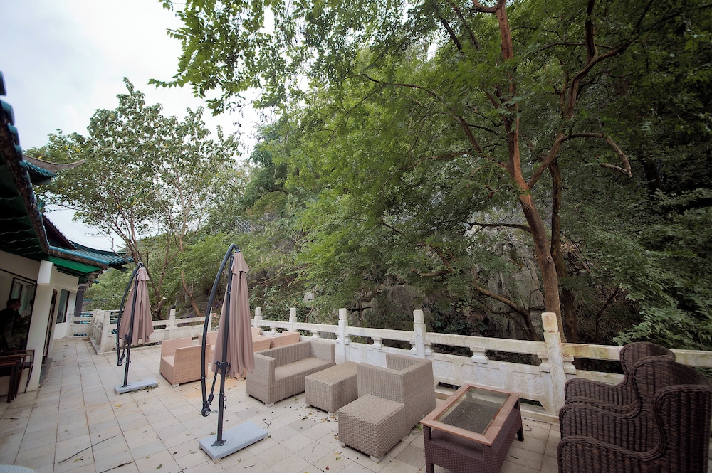 Guilin Crystal Crescent Moon Hotel 70/71