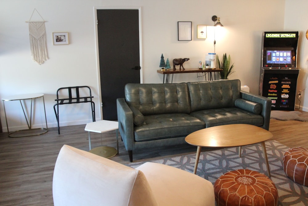 Sierra Blue Hotel & Swim Club 27/40