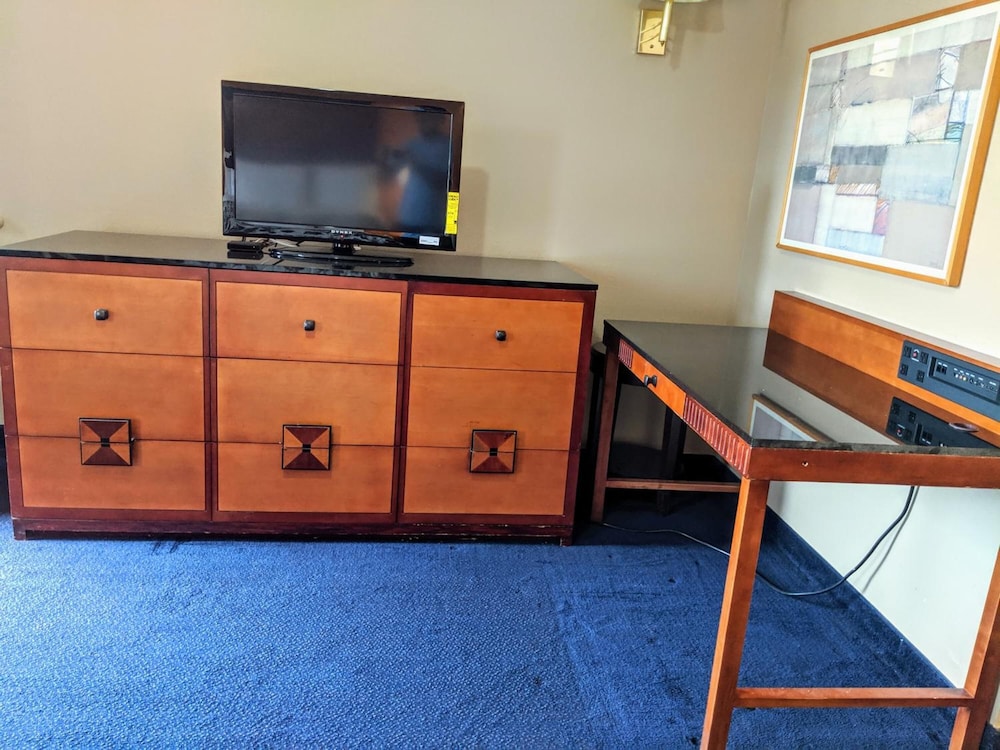Executive Inn 32/33