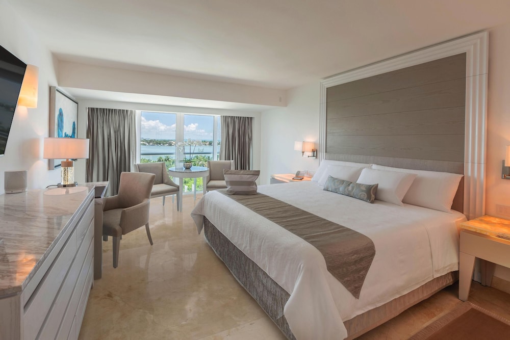 ROYAL, DELUXE, LAGOON VIEW