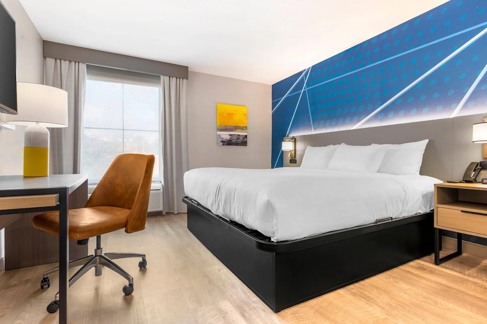 SUITE, KING BED, ACCESSIBLE