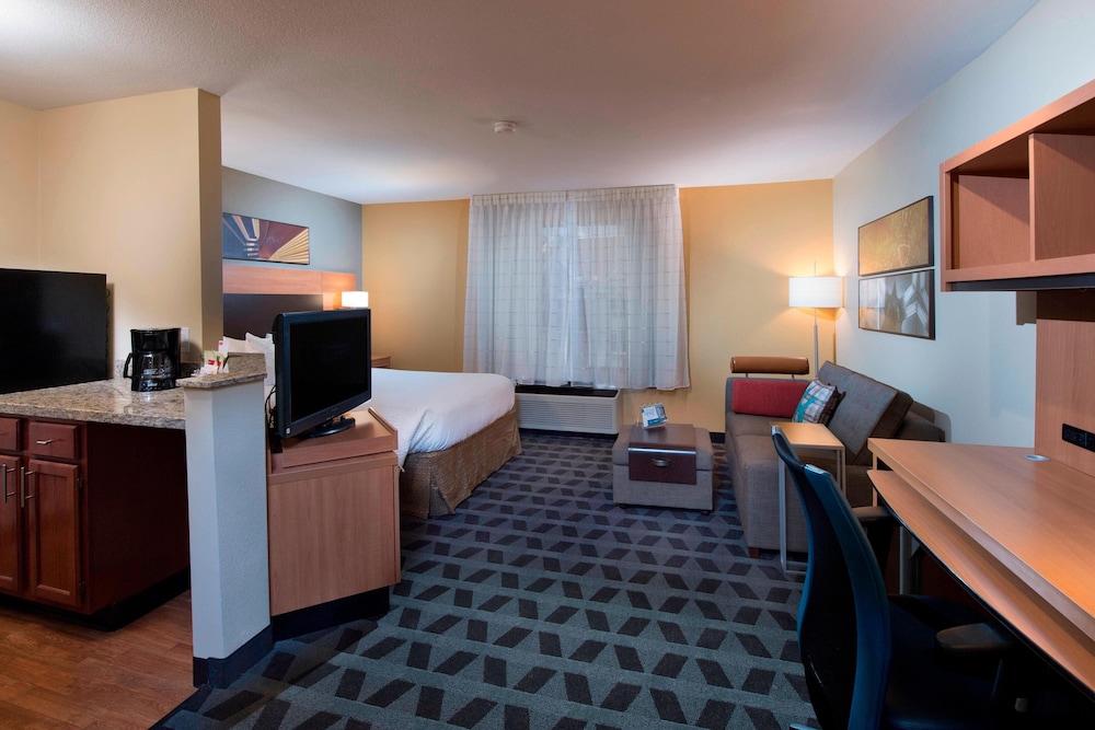 STUDIO, QUEEN BED, SOFA, ACCESSIBLE