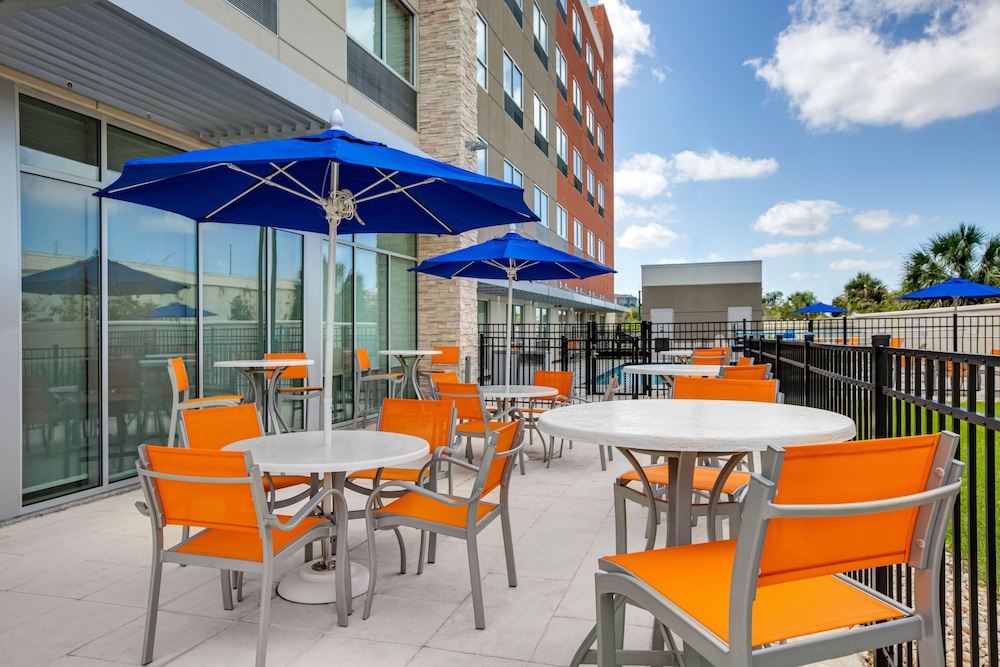 Holiday Inn Express Suites Sanford 38/54