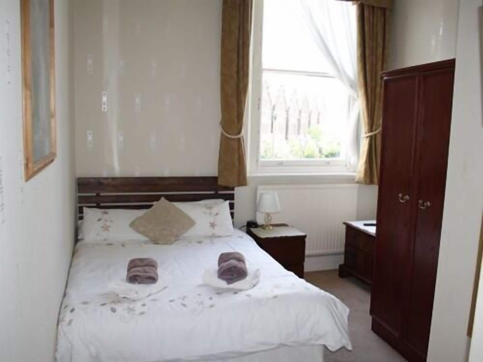 ROOM, DOUBLE BED, SMALL