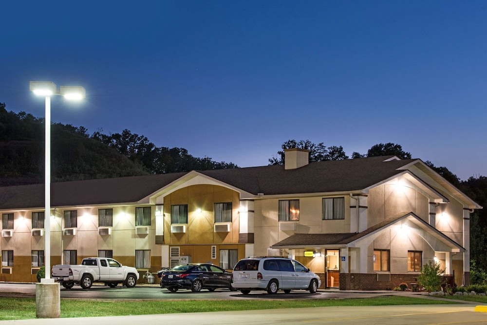 Super 8 By Wyndham Ripley 2/23