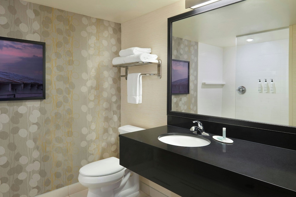 غرفة بسرير كينج في طابق مرتفع، Fairfield Inn Suites Calgary Downtown 3/4