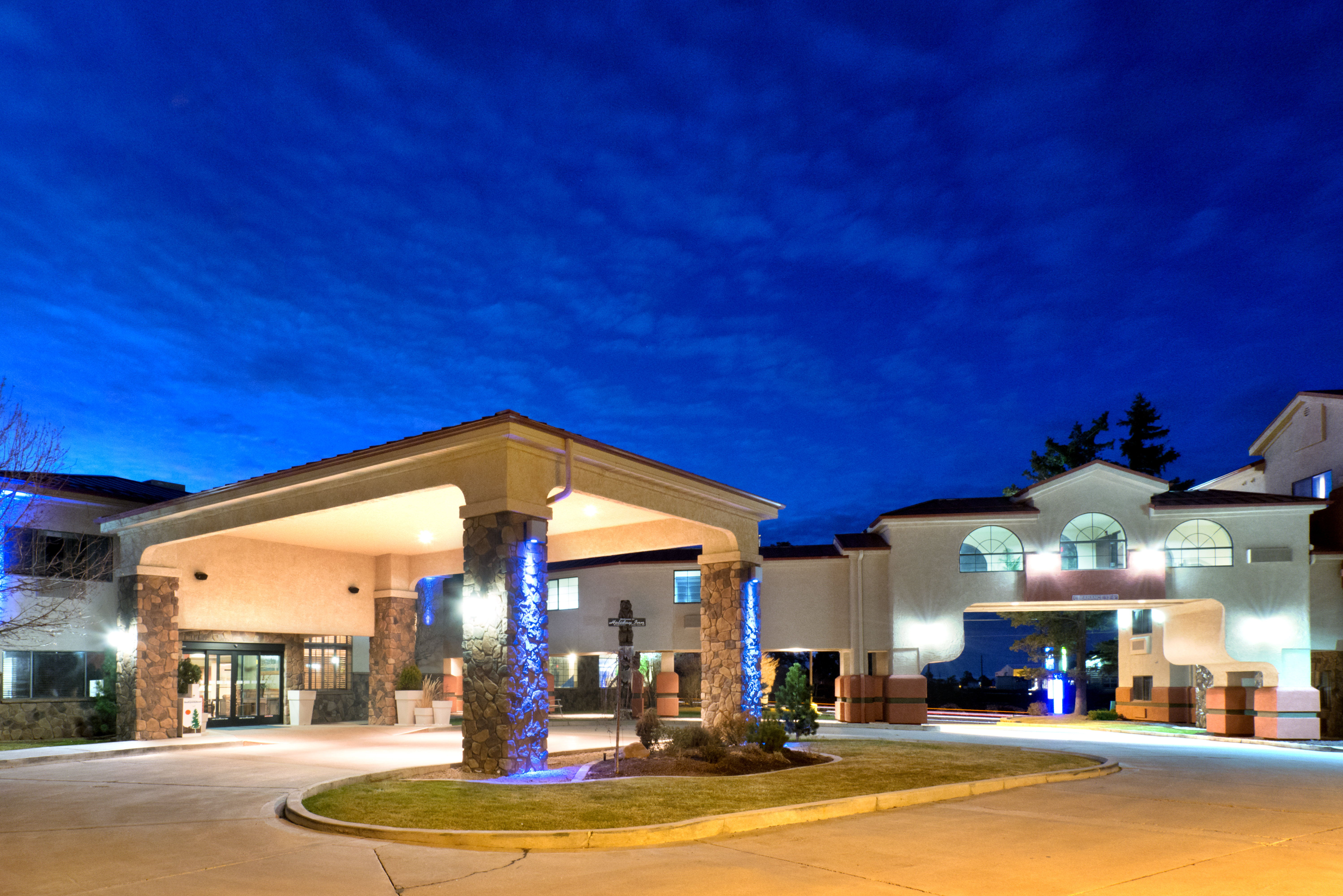 Holiday Inn Express Show Low 2/47