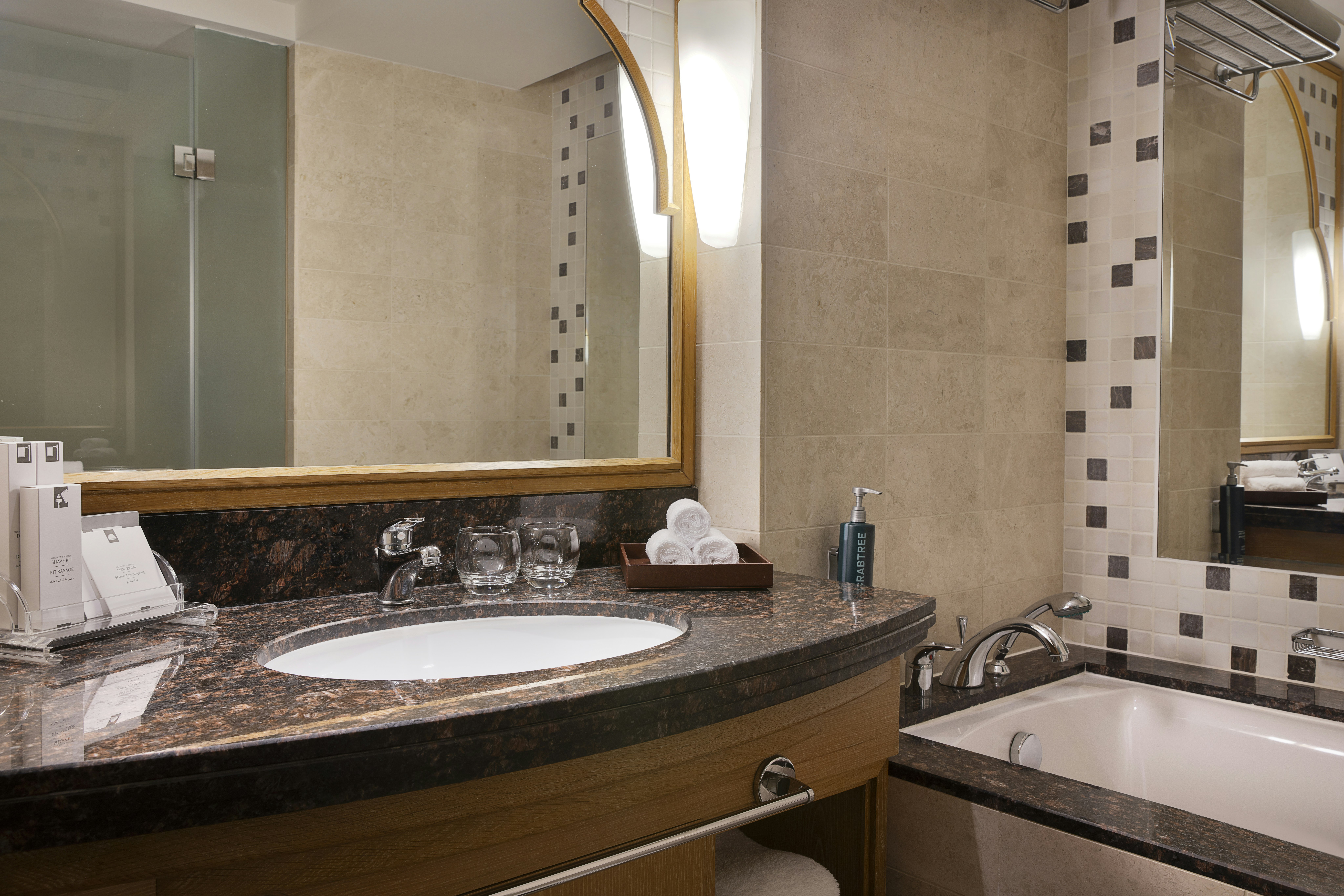 غرفة بسرير كينج، Hilton Muscat Al Bandar 6/8