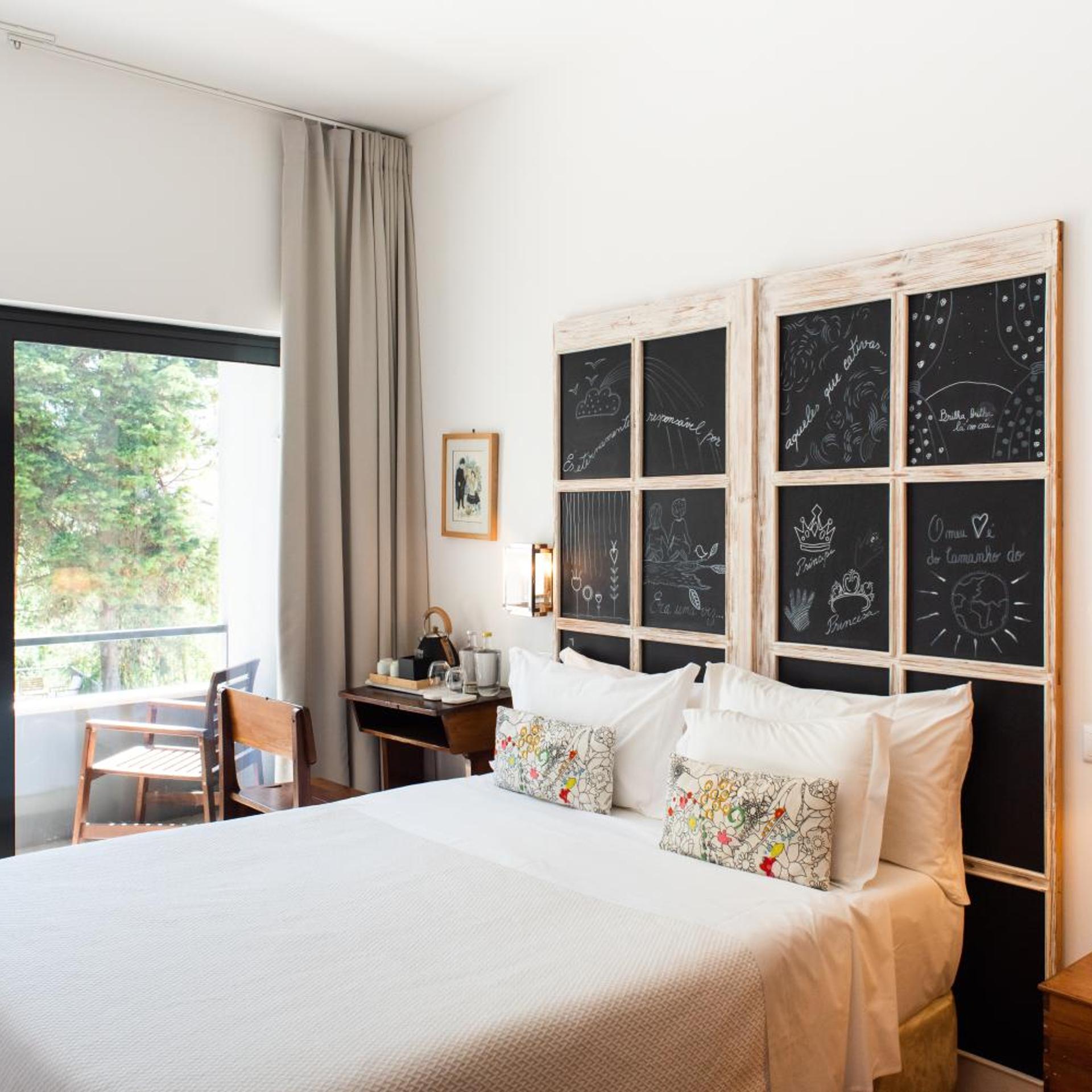 غرفة بسرير مزدوج بإطلالة على الجبل