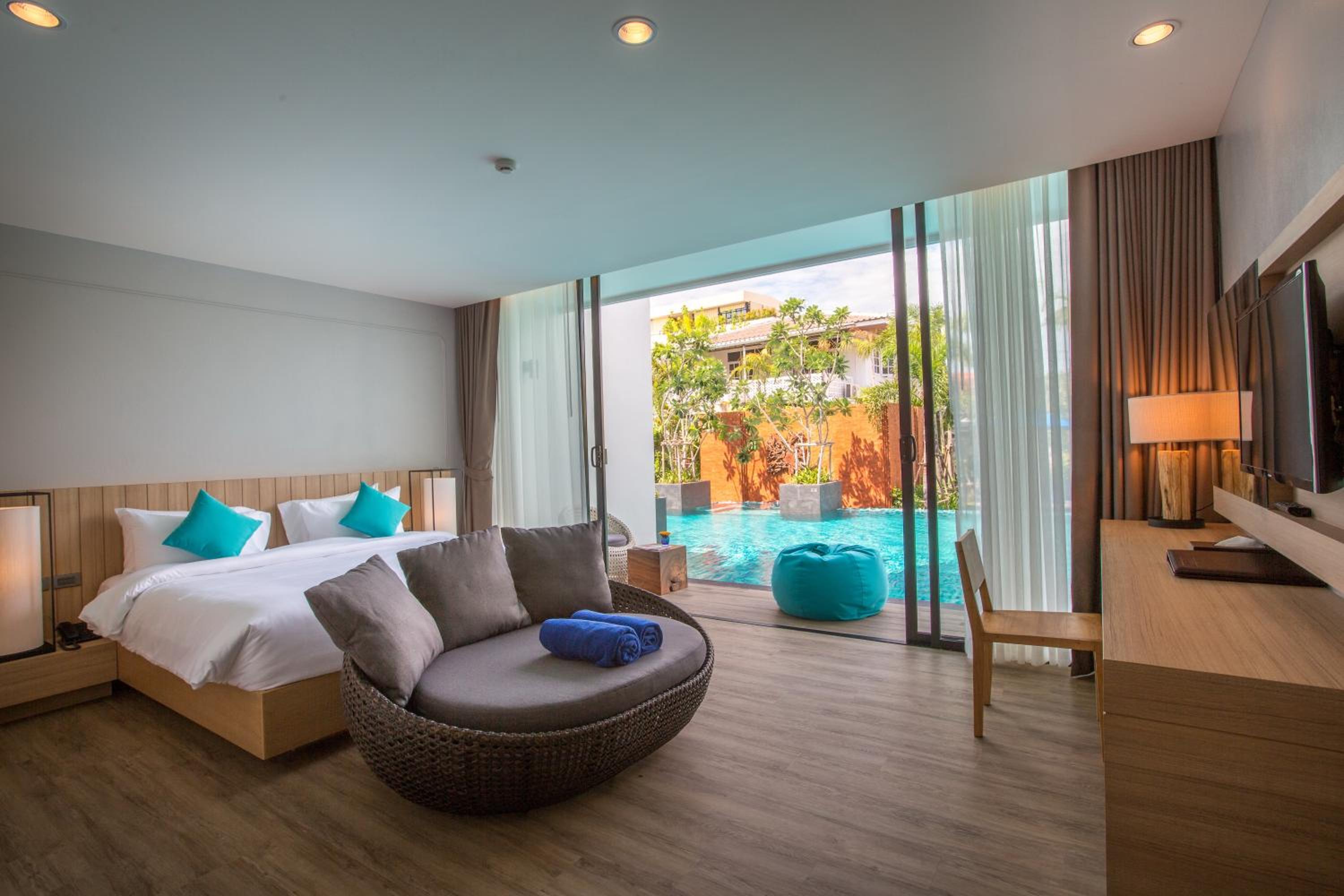 Deluxe, Pool Access